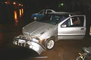  Dois ficam feridos em colis&atilde;o entre Palio e Fusca em Dourados
