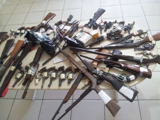Em um ano, 46 armas e 886 muni&ccedil;&otilde;es foram entregues &agrave; PRF
