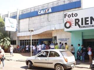 Douradenses fazem em frente à agência da Caixa na Joaquim Teixeira Alves (Foto: Helio de Freitas)