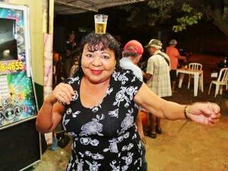 Raimunda é uma das mais animadas no bar. Dança, canta e de mesa em mesa distribui sorriso durante a noite. (Foto: Fernando Antunes)