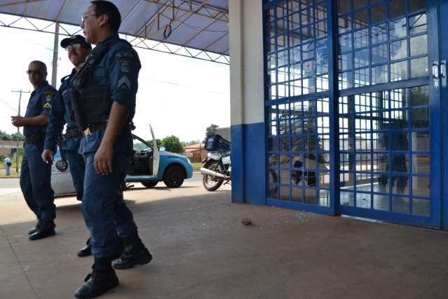 Adolescentes s&atilde;o baleados e familiares apedrejam mercado