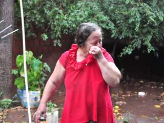 Dona Maria Elza chora ao ver o prejuízo causado pela chuva. (Foto: João Garrigó)