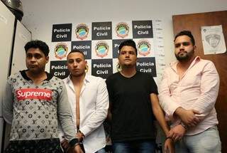 Clésio, Juliano, Guilherme e Pedro na delegacia  foram presos em flagrante (Foto: Henrique Kawaminami)