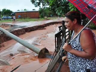Moradora vê os estragos da chuva e teme pela casa. (Foto: João Garrigó)