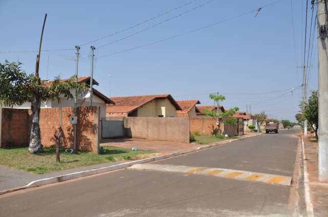 Moradores sofrem com falta de &aacute;gua e ficam at&eacute; sem banho em calor de 40&ordm;C