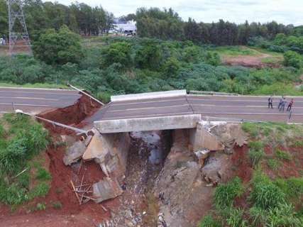 Ponte projetada para suportar cheia de c&oacute;rrego caiu ap&oacute;s 80 mm de chuva 