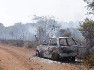 Incêndio teria começado em carro e se alastrou em área de pastagem (Foto: Kisie Ainoã)