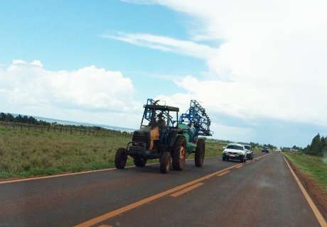 Máquina agrícola não pode circular em rodovia, mas em MS lei é ignorada