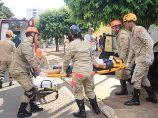 Condutor perde o controle e fica ferido ap&oacute;s carro atingir lixeira e &aacute;rvore
