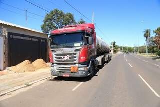 Carreta perde freio e bate em dois ve&iacute;culos parados em sem&aacute;foro 