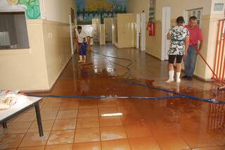Domingo foi de trabalho em escola inundada. Foto: Simão Nogueira
