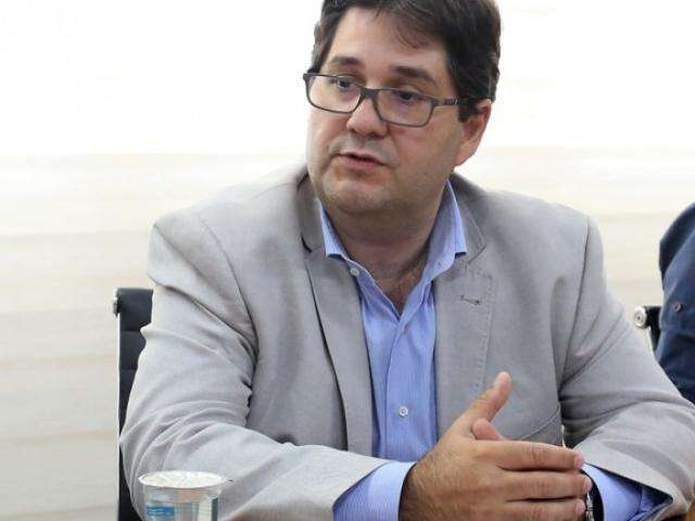 Secret&aacute;rio despacha em posto de sa&uacute;de e diz que atendimento precisa ser revisto