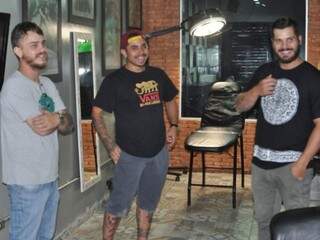 André, Vinicius e Eduardo formam o time de tatuadores de estúdio. (Foto: Marcelo Calazans)