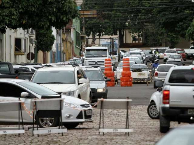 Interdi&ccedil;&otilde;es no tr&acirc;nsito para festejos continuam neste domingo de Carnaval 