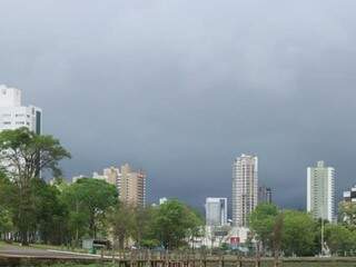 Campo Grande amanheceu com céu nublado nesta quinta-feira. (Foto: Marcos Maluf)