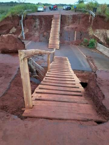 Moradores improvisam passarela sobre ponte que caiu h&aacute; 70 dias