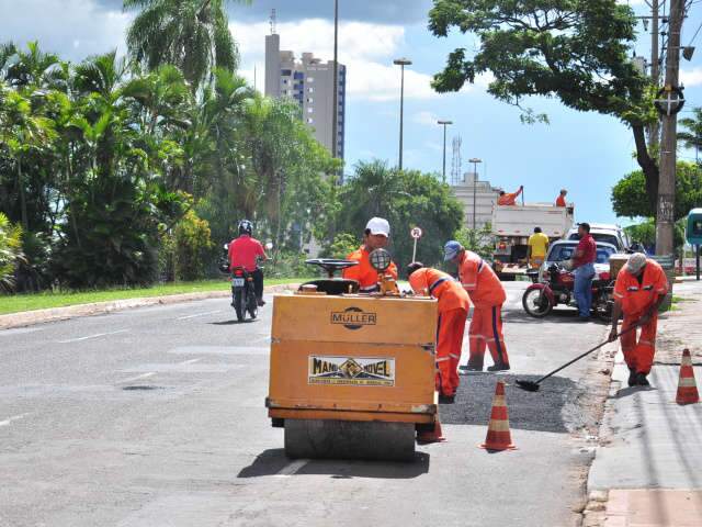  Prefeitura abre licita&ccedil;&atilde;o para servi&ccedil;o de tapa-buracos em oito bairros 