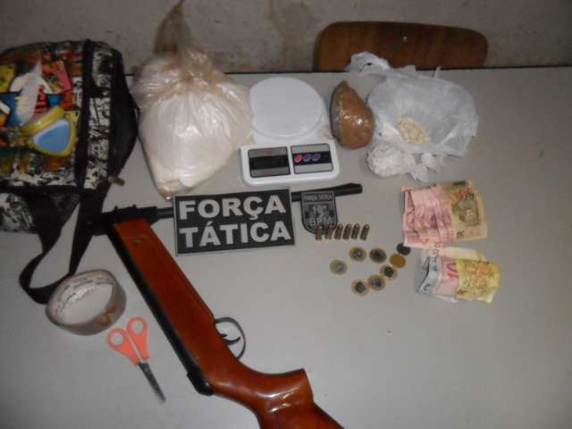 Mulher &eacute; presa em boca de fumo no Dom Ant&ocirc;nio Barbosa