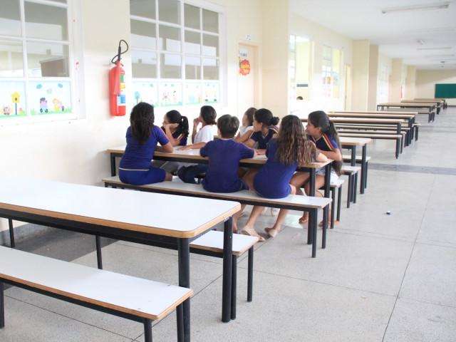 Escola realoca funcionários e volta a oferecer almoço para crianças 