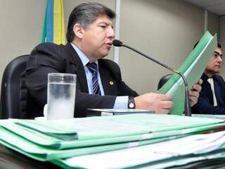 Lídio Lopes (Patri), presidente da CCJR, durante sessão (Foto: Luciana Nassar/ALMS)