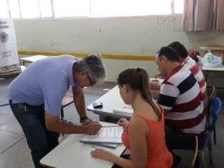 Alex votando na Escola Estadual Joaquim Murtinho. (Foto: divulgação)