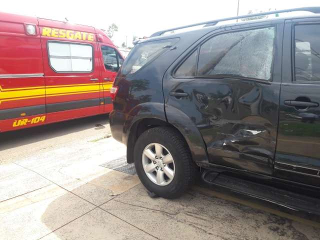 Acidente entre moto e Hilux deixa motociclista ferido