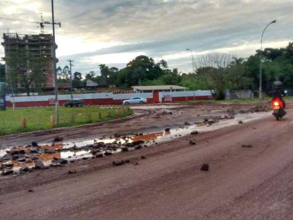 Lama e pedras prejudicam tr&acirc;nsito em pontos alagados durante temporal 