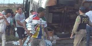 Moradores aproveitaram a situação e saquearam a carga. (Foto: Jornal da Nova)