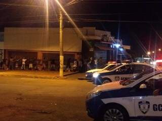 Policiais municipais revistando usuários no entorno da antiga rodoviária. (Foto: Divulgação) 