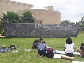 Faixa estendida nesta sexta por estudantes da UFGD em protesto contra censura (Foto: Divulgação)