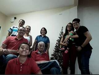 Felyppe com camisa vermelha e de óculos no lado esquerdo, junto com a família (Foto: Arquivo pessoal)