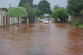 Chuva tranforma rua em rio no bairro Santo Antônio. (Foto: Simão Nogueira) 