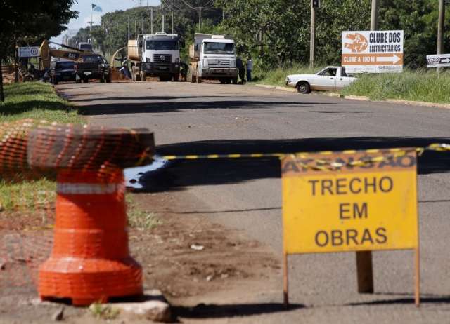 Atraso de pagamento faz empreiteira parar obra de controle de enchente
