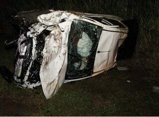 Fiat Uno, em que seguiam as quatro pessoas que morreram, ficou destruído (Foto: 