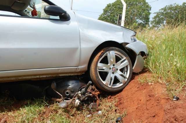 Em colisão, moto é atingida por carro e arrastada por 100 metros