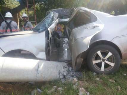 Mulher sem cinto de segurança morre depois de colidir carro em poste 