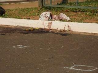 Vestígios de sangue no local onde a vítima foi morta. (Foto: Rodrigo Pazinato)