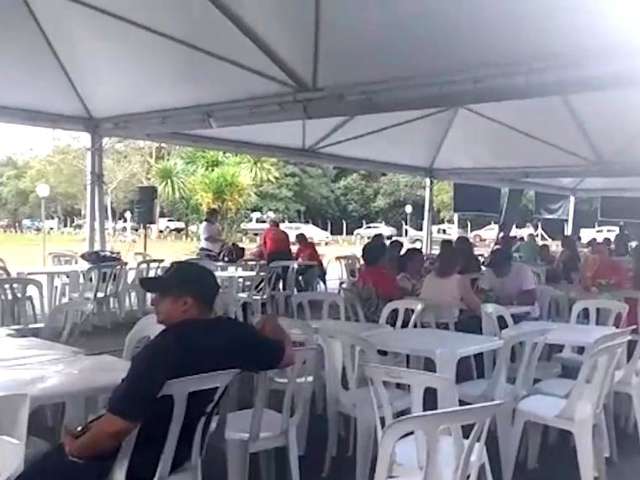 Administrativos da Educa&ccedil;&atilde;o almo&ccedil;am em frente a Assembleia antes de audi&ecirc;ncia