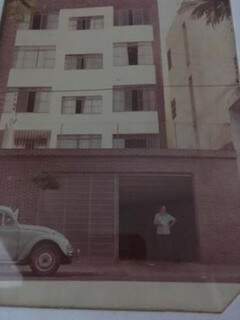 Avô em frente ao edifício construído por ele na Rua 26 de Agosto. (Foto: Arquivo Pessoal)
