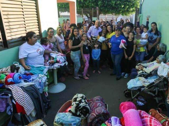 Fam&iacute;lias carentes recebem agasalhos arrecadados em campanha do Governo