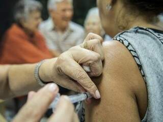 Vacinação de idosos, que pertencem a um dos grupos prioritários (Foto: Agência Brasil)