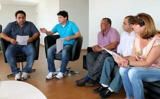 Paulo Duarte recebeu a nova mesa diretora da Câmara na tarde desta quinta-feira (Foto: Kleverton Velasques)