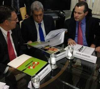 Puccinelli conversa com os governadores de Santa Catarina e Mato Grosso em Brasília (Foto: Reprodução Facebook)