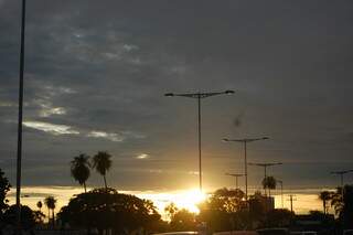 Céu em Campo Grande na manhã desta sexta-feira (Foto: Marlon Ganassin)