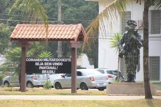 Estátua do &quot;Guerreiro do Pantanal&quot; está perto da entrada do CMO (Foto: Marina Pacheco)