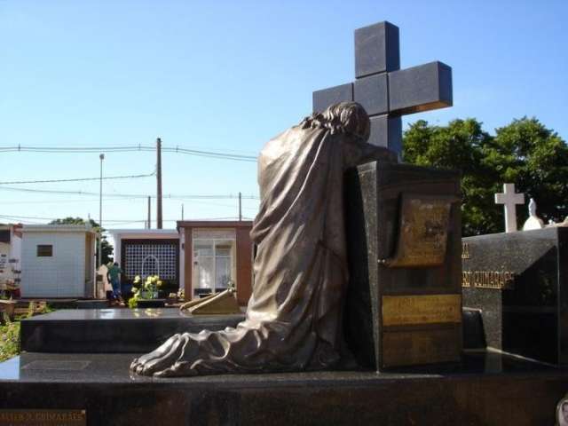 Jovens s&atilde;o flagrados furtando m&aacute;rmore e santa de cobre em cemit&eacute;rio