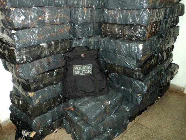  PM apreende 2,2 toneladas de maconha em Parana&iacute;ba e prende 3