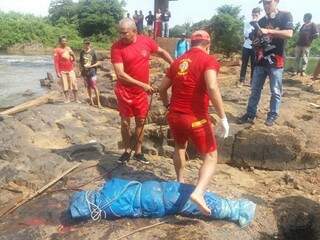 Vítima foi enrolada em lona e jogada em rio com pedras amarradas para que não boiasse. (Foto: Jornal da Nova) 