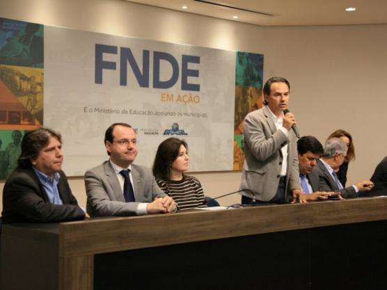 Diretor do FNDE anuncia libera&ccedil;&atilde;o de R$ 5 milh&otilde;es para obras em MS