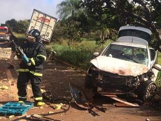 Acidente entre carretas e carro deixa cinco pessoas feridas na BR-267